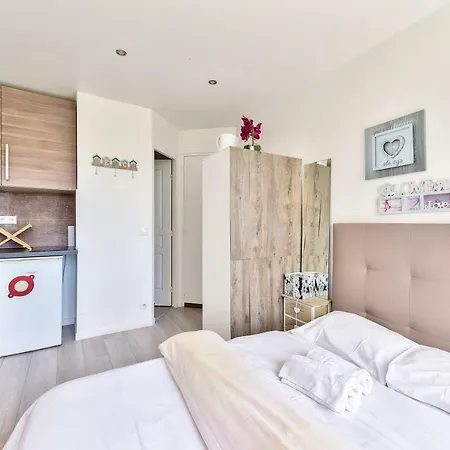 Studio For Two People In ! نويي سور سين