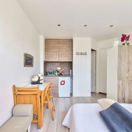 Studio For Two People In ! شقة نويي سور سين