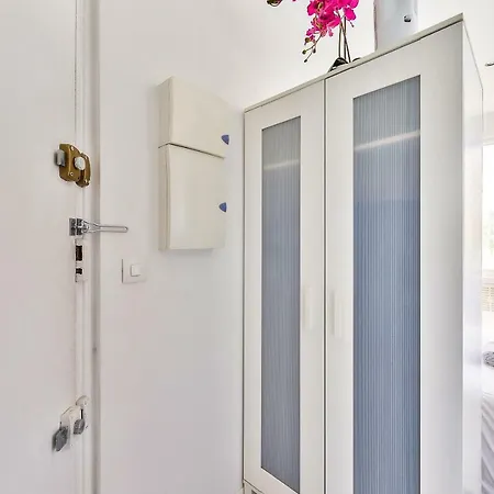 Studio For Two People In ! شقة