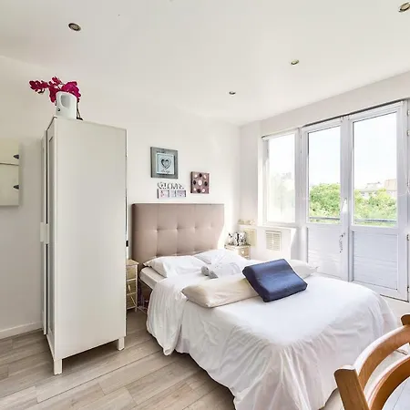 Studio For Two People In ! شقة نويي سور سين